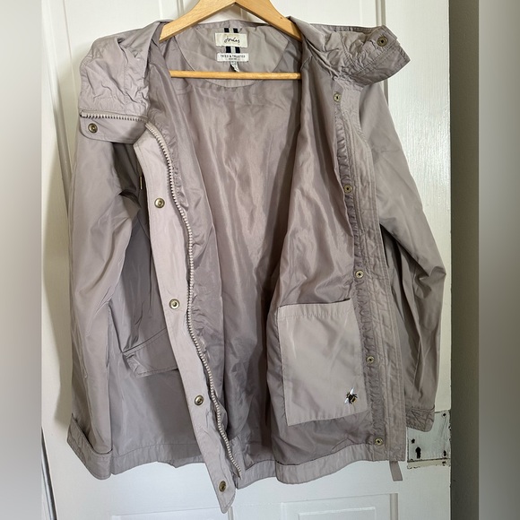 Joules Hollywell Showerproof jacket raincoat in sand grey - Picture 5 of 9